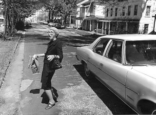 възрастна жена пресича улицата