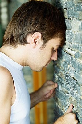 говоря на стената